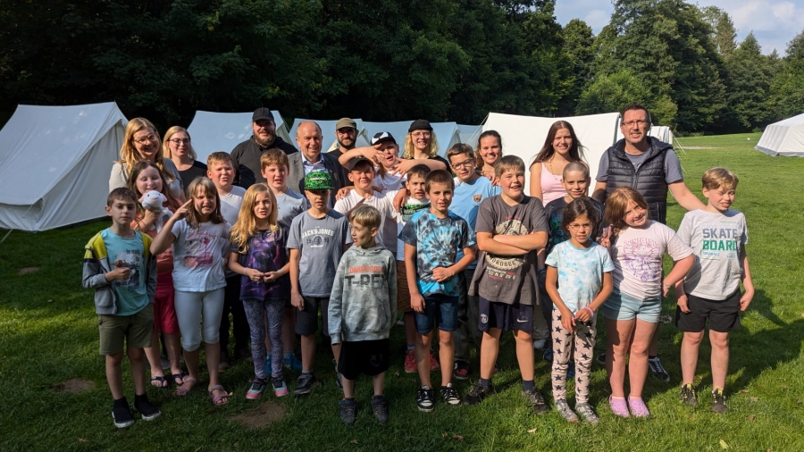 Landrat Christoph Rüther besucht das Kinderzeltlager in Siddinghausen. © Kreis Paderborn